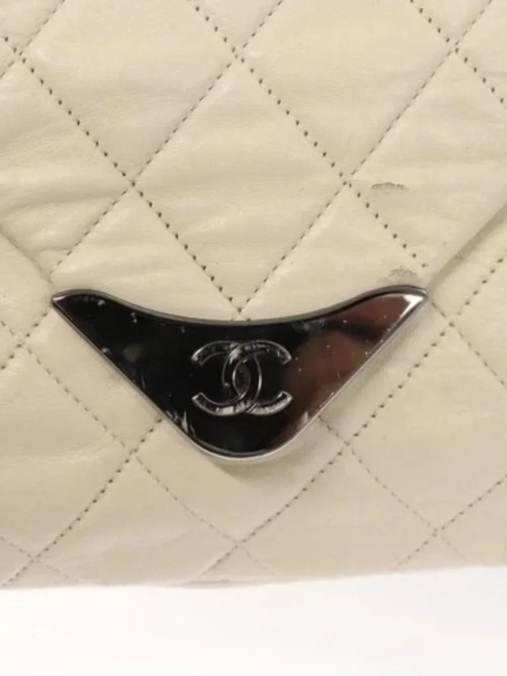 CHANEL Matelasse Shoulder Bag Lamb Skin White CC Auth 126364